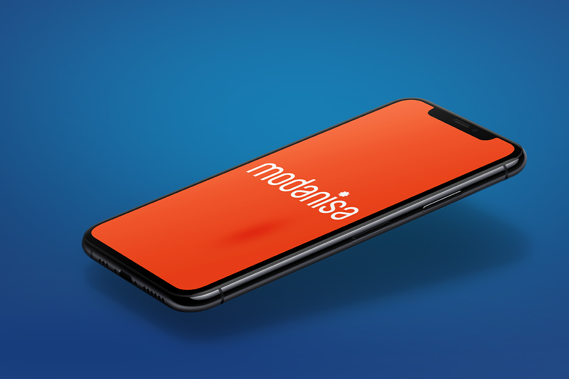 Akıllı telefon ekranında Modanisa yazısı görüntülenmektedir.